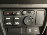 リアドアは乗り降りに便利な両側電動スライドドアです。また運転席に座っていながらスイッチ操作で自在にスライドドアを開け閉めできます。またVSA解除スイッチなども周辺に装備しています。