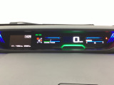 中央にデジタル表示のスピードメーターを配したハイブリット専用メーターになっています。左側のインフォメーション画面で燃費などの情報を確認できます。