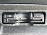 【ETC】有料道路を利用する際に料金所で停止することなく通過できる、ETC車載器(ノンストップ自動料金収受システム機器)が装備されています。セットアップを行うことで利用可能になります。