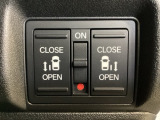 リアドアは乗り降りに便利な両側電動スライドドアです。また運転席に座っていながらスイッチ操作で自在にスライドドアを開け閉めできます。