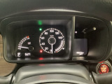 スピードメーターとタコメーターを大きく配した見やすいメーター部になっています。右側のインフォメーション画面でオドメーターや燃費などの情報を確認できます。