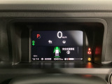 デジタル表示のスピードメーターとタコメーター、燃費やオドメーターなどの表示の他に、ホンダセンシング機能などの表示もできる多機能なマルチインフォメーション・ディスプレイです。