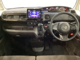 車内は光触媒抗菌消臭施工済です。スタイリッシュなデザインでスポーティなインパネ周りを演出します。グローブボックスやカップホルダーのほかにトレーなどたくさんの収納スペースが付いています。