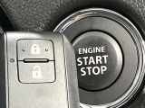 【キーレススタートシステム】カバンやポケットに入れたままでもドアの施錠・解錠が可能なスマートキーを装備。エンジンのオン・オフ時もカギを取り出す必要が無いからとっても便利です♪