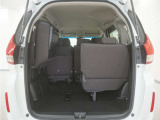 3列目シートは左右独立で収納することができます。6人乗車状態でより多くの荷物を積むことができます。