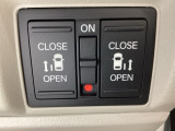 リアドアは乗り降りに便利な両側電動スライドドアです。また運転席に座っていながらスイッチ操作で自在にスライドドアを開け閉めできます。