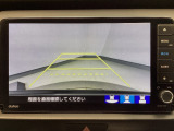 【バックカメラ】運転が苦手な方も車庫入れラクラクです!ギアをリバースに入れれば自動的に切り換わりますので、面倒な操作は不要です♪狭い駐車場もお車を傷つけず安心ですね!