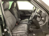女性でも運転がしやすいように、シートの高さ調整機能(シートリフター)がついています。運転席と助手席の間が空いている為、助手席側への移動がスムーズです。交通量の多い道でも助手席側から乗り降りができます。