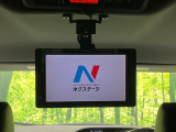 【後席モニター】家族や友人とお出かけする機会が多い方に大人気の後席モニターを装備!見やすい位置に画面がありテレビやDVDの視聴も快適!友達もお子様も、後席にしか乗らなくなるかも??