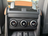 【4ゾーンクライメートコントロール】リアシートからもエアコンの調整が可能となりますのでお乗りの方全員が快適にお乗りいただけます。