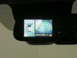 パノラミックビューモニター搭載。カメラで車両周囲の状況を映し出すため、狭い場所での駐車などに役立ちます。