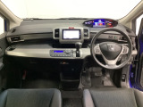 車内は光触媒抗菌消臭施工済です。インパネ周りはスタイリッシュなデザインです。グローブボックスやカップホルダーのほかにトレーなどたくさんの収納スペースが付いています。