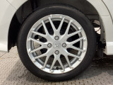 【アルミホイール】純正アルミホイール装備!足元を際立たせ、軽快な走りを演出します!印象もアップし、スタイルも引き締まります!スポーティーさの中にラグジュアリーを感じさせるデザインですね♪