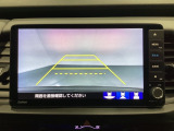 バックでの車庫入れも安心です! リアカメラが付いているバックモニター付のナビを装備しております。操作線もついており距離感も画面から確認できます。