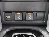 快適温熱シート(運転席・助手席)が装備されています。負担のかかりやすい肩や腰、冷えやすい下肢を効果的に温めてくれます。