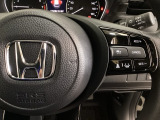 ハンドルにHondaセンシング系のクルーズコントロールやレーンキープアシストなどのスイッチが装備されています。ハンドルから手を離さず安全に操作できます。