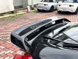 【大型リヤスポイラー】スポーツカーらしさがグッと引き立つ大型リヤスポイラーを装着♪高速走行時のスタビリティ(走行安定性)向上に役立ちます。