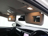 サンバイザーには運転席・助手席とも照明付きバニティミラーが装備されています。