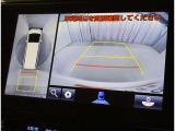 パノラミックビューモニター付きです。車両を上から見たような映像をディスプレイオーディオ画面に表示。運転席からの目視だけでは見にくい、車両周辺の状況をリアルタイムでしっかり確認できます。
