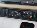 エアコンはオートエアコンでお好みの温度調整が出来、オールシーズン快適にドライブできます!フロントシートの座面に2段階調節のシートヒーターを内蔵。身体を直接温めることができます。