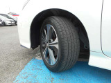 純正16インチアルミホイール装着です。。