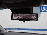 【インテリジェント ルームミラー】車両後方のカメラ映像をミラー面に映し出すので、車内の状況や天候などに影響されずいつでもクリアな後方視界が得られます!
