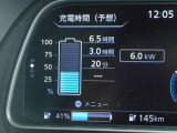 バッテリーの充電状況や充電時間の目安が一目瞭然!メーター内で確認が出来ます。