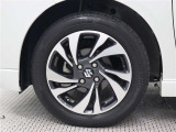 純正アルミホイールは精度が高く、走行の安定性が優れています。タイヤサイズ165/65R15