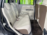 後部座席も気になるようなキズ・汚れやへたり等、大きなダメージはなく、良好な状態です。