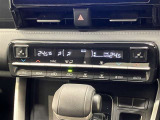 「AUTO」スイッチで車内の温度を一定に保ってくれるオートエアコン。快適装備の代名詞。もちろんマニュアル操作も可能ですよ。