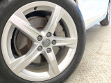 ●純正18インチアルミホイール:輸入車ならではの卓越した走りを支えるホイールと足回りです!日本車の走りに慣れている方にもぜひ体感して頂きたいほど、高いレベルでまとまっています!