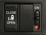 【パワースライドドア】助手席側がパワースライドドアになっており、運転席のスイッチやスマートキーでも開閉が可能です!開口部も広いので乗り降りも楽々♪