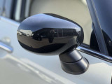 MINIの電動格納サイドミラーは、スイッチ操作でスムーズに開閉でき、狭い駐車場でも安心して扱えます。車体との一体感あるデザインで、利便性とスタイリングを両立した装備です。