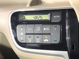 【オートエアコン】一度お好みの温度に設定すれば、車内の温度を検知し風量や温度を自動で調整。暑い&hellip;寒い&hellip;と何度もスイッチ操作をする必要はありません。快適な車内空間には必須の機能ですね♪