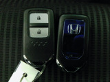 スマートキー付。キーを取り出さなくてもドアロックの施錠・開錠、エンジンの始動が出来ます。雨の日や荷物の多い日にとても便利ですね。