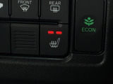 運転席にはシートヒーターが付いています!寒い日に便利な装備ですね。