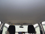【天井の状態】目立つ汚れや気になるにおいもなく、清潔感のある車内空間です。快適にお過ごしいただけます。