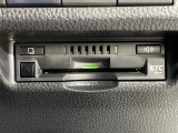 【ETC】有料道路を利用する際に料金所で停止することなく通過できる、ETC車載器(ノンストップ自動料金収受システム機器)が装備されています。セットアップを行うことで利用可能になります。