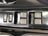 パワーウィンドのスイッチです。運転席に座りながら、助手席や後席の窓を開け閉めできるので大変便利ですよ。
