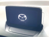 【マツダコネクトナビ】車内の雰囲気にマッチした一体型タイプのナビ。各種車輌設定やBluetooth再生等、様々な機能が楽しめます。直感的なダイヤル操作が可能で、使い勝手も良好です。