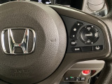 ハンドルにHondaセンシング系のクルーズコントロールやレーンキープアシストなどの操作スイッチが装備されています。ハンドルから手を離さず安全に操作できます。