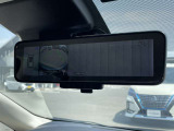 車両後方のカメラ映像を映し出し、車内の状況や、天候などに影響されずいつでもクリアな後方視界が得られるインテリジェントル-ムミラ-が装備されております。