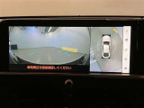 【パノラミックビューモニター】映像で、見づらい車両周辺の確認をアシスト。クルマを真上から見ているような映像を表示。 運転席から確認しにくい車両周囲の状況を把握。
