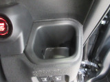 運転席側の手の届きやすい位置にドリンクホルダーが付いています。