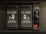 【両側パワースライドドア】両側がパワースライドドアになっており、運転席のスイッチやスマートキーでも開閉が可能です!開口部も広いので乗り降りも楽々♪