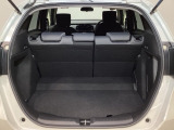 ラゲッジも広く使いやすいトランクは、開口部も広く荷物の積み下ろしもしやすいお車となっております。リアシートの背もたれは6:4の割合で分割して可倒できるので、長いお荷物などを載せることもできます。