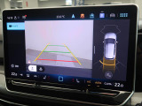 ギアをリバースに入れると車両後方の映像を映し出します。画面にはガイドラインが表示され、車庫入れや縦列駐車などの際に安全確認をサポートします。