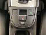 セレクトレバーの下に電子制御パーキングブレーキがあります。スイッチひとつで、停車した地点の傾斜などをシステムが検知・判断してブレーキ力を自動的に最適制御し、しっかり停車できるパーキングシステムです。