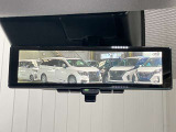 【インテリジェント ルームミラー】車両後方のカメラ映像をミラー面に映し出すので、車内の状況や、天候などに影響されずいつでもクリアな後方視界が得られます!