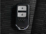 ◆スマートキー◆カギをバッグやポケットに入れたままでもドアロックの開閉ができる『スマートキー』付き!雨天や暗くなってもカギを取り出す必要がなくドアの開錠&エンジンも始動できます